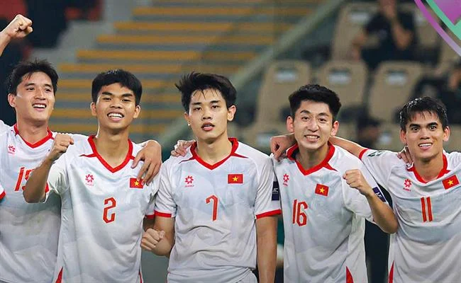 Cầu thủ bóng rổ đang thực hiện cú úp rổ mạnh mẽ
